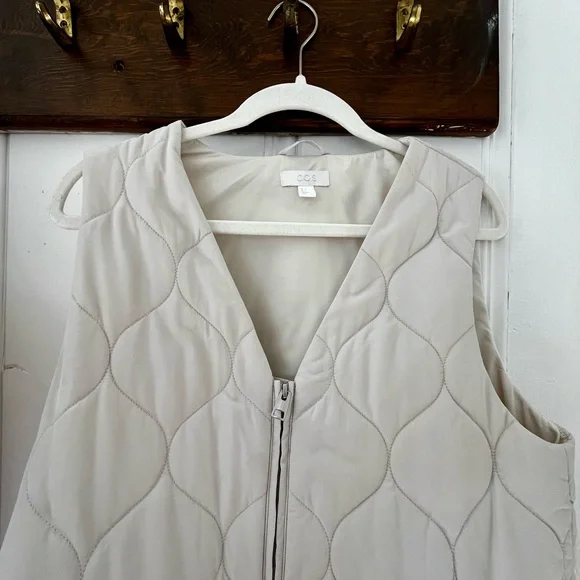 COS Women's long-length quilted cream vest - Picture 1 of 7